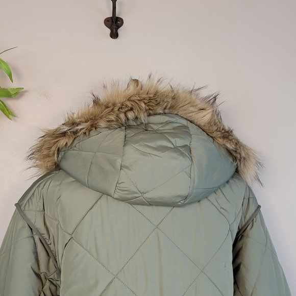 American Eagle Diamond Quilted Puffer Green Faux Fur Hood AE M Jacket Coat - Picture 9 of 13